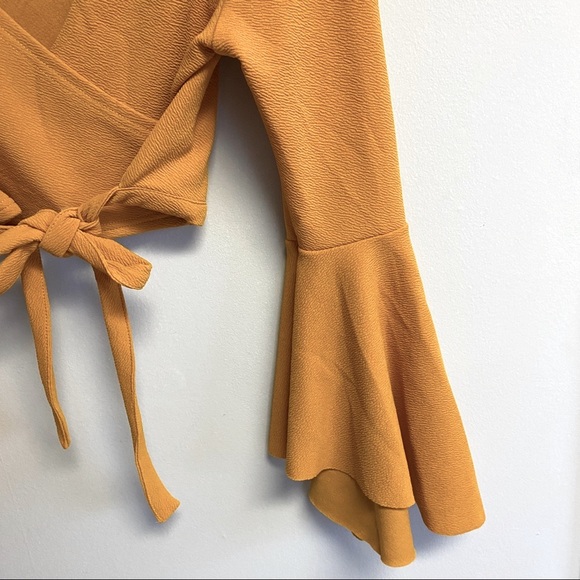 NWOT GOLD WRAP FLUTTER SLEEVE LARGE - Picture 4 of 5